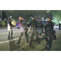 波特蘭警員拘捕示威者。（美聯社圖片）
