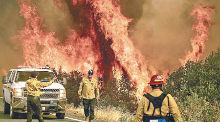 加州山火延燒多日仍未撲熄。（美聯社圖片）