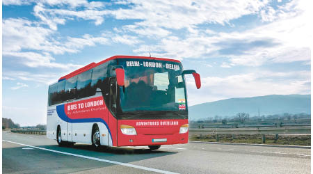 改裝的豪華巴士可搭載多名乘客。