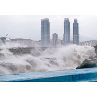 南韓<br>釜山市岸邊捲起大浪。