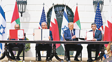 扎耶尼（左起）、內塔尼亞胡、特朗普、內哈延展示簽署的協議。（美聯社圖片）