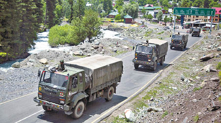 印軍軍車在拉達克公路上行駛。（美聯社圖片）