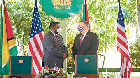 蓬佩奧（右）與圭亞那總統阿里會面，要求警惕來自中國的投資。