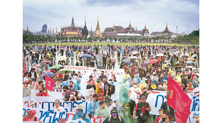 泰國的示威者高舉標語。（美聯社圖片）