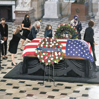 金斯柏格靈柩移送到國會山莊的國家雕像廳，供各界悼念。（美聯社圖片）