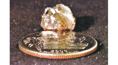 鑽石體積略比硬幣小。