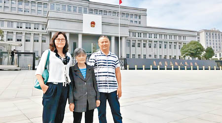 律師王萬瓊（左起）、李玉前岳母、李玉前兄長。
