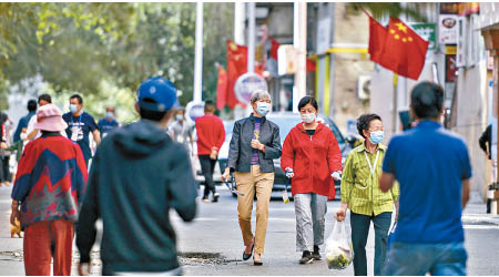 烏魯木齊市民外出戴口罩。（中新社圖片）