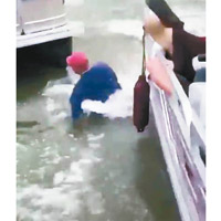 女子跌倒後，將男友（左）踢跌落水。