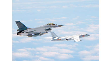 台軍F16戰機（左）曾升空監控解放軍轟炸機。