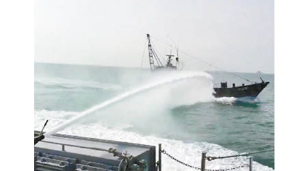 南韓海警過往以水炮驅趕中國漁船。