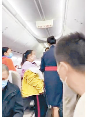 東方航空機組人員在場勸導不戴口罩的乘客。