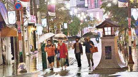 受颱風影響，東京出現強風暴雨。