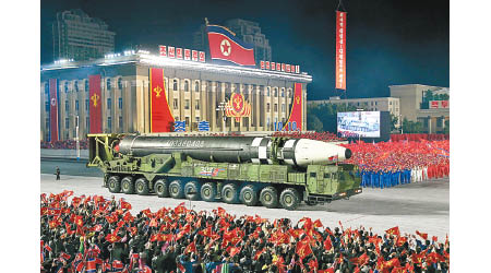 北韓閱兵展示大型洲際彈道導彈。