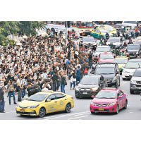 曼谷民眾再次上街。（美聯社圖片）