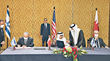 以色列與巴林關係正常化，美國財長姆紐欽（後排）亦在場見證。（美聯社圖片）