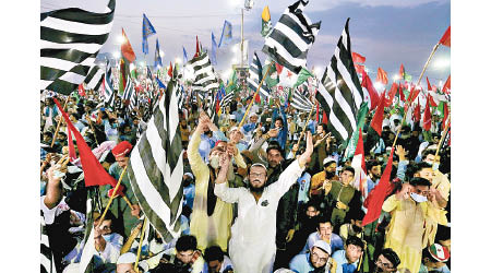 大批巴基斯坦民眾上街反政府。（美聯社圖片）