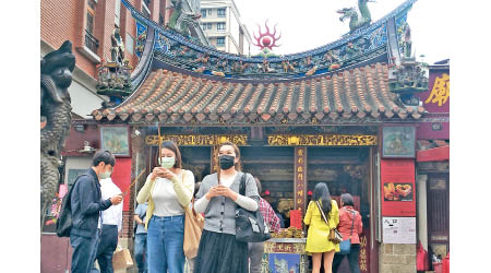 台灣民眾戴口罩到廟宇上香祈福。（美聯社圖片）