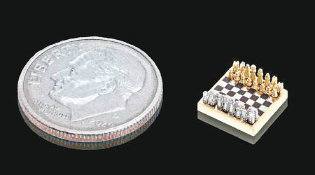 整副國際象棋比廿五美仙硬幣還要小。