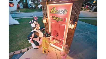 機械門透過郵箱給小孩糖果。