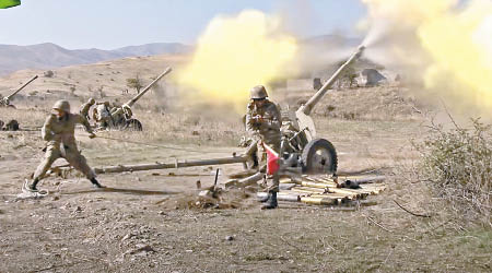 阿塞拜疆士兵發炮攻擊納卡地區。（美聯社圖片）