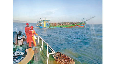 台灣海巡隊向採沙船發出警告。