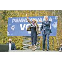 拜登（右）及妻子吉爾在賓夕凡尼亞州出席競選活動。