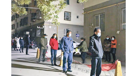 喀什市民漏夜前往檢測。