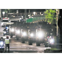 大批裝甲車凌晨在街頭出現。