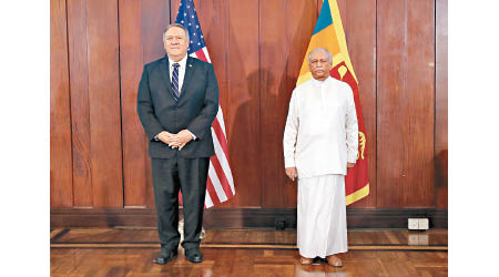 蓬佩奧（左）與斯里蘭卡外長古納瓦德納（右）會面。