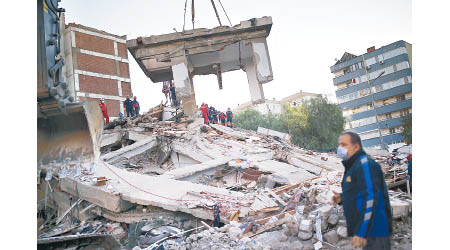 地震災情嚴重，大量建築物倒塌。（美聯社圖片）