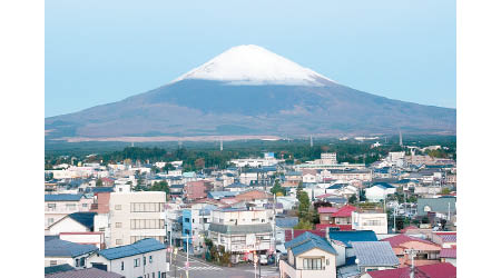 富士山近年不斷出現裂痕。