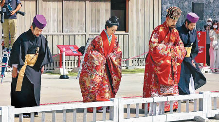 首里城祭活動中，扮演國王和王妃的演員在燒毀的正殿舊址附近亮相。