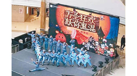 有表演團體穿類似紅軍軍服表演。