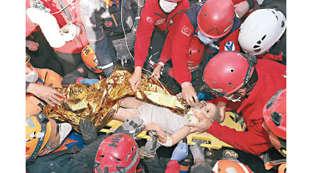 救援人員成功救出被困多時的蓋茲京。（美聯社圖片）