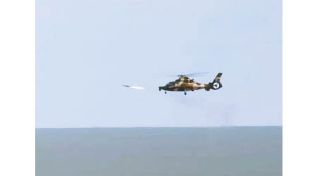 解放軍江蘇演練：直升機向目標發射導彈。
