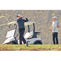 特朗普（左）在維珍尼亞州的高爾夫球俱樂部打球。（美聯社圖片）