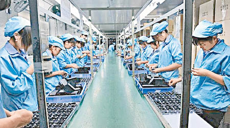 深圳不少工人經常長時間工作。
