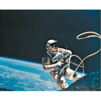 美國太空人懷特（Ed White）執行美國史上首次太空漫步的留影。