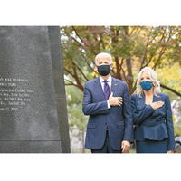 拜登（左）及妻子吉爾（右）出席在費城韓戰紀念碑的悼念活動。