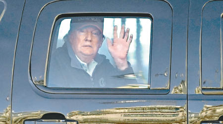 特朗普在車內向支持者揮手。（美聯社圖片）