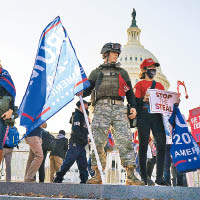 華盛頓：示威者帶同支持特朗普的標語和旗幟，前往白宮。