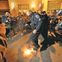 有反特朗普示威者焚燒國旗，警員踩熄火種。