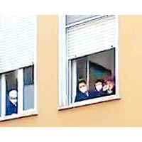 薩基與其他病人在病房窗口欣賞丈夫演奏。