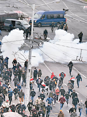 防暴警驅散示威者。（美聯社圖片）
