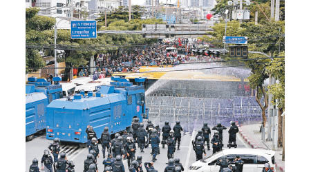 泰國警方出動水炮車驅散示威者。（美聯社圖片）