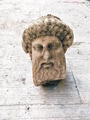 希臘工人發現的赫爾米斯神祇的頭像。