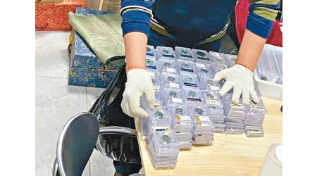 警方繳獲大量古錢幣。