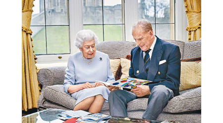 英女王和丈夫菲臘親王觀看賀卡。（美聯社圖片）