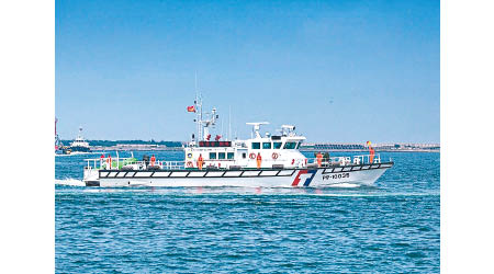 台中海巡隊派出艦艇追捕越界漁船。